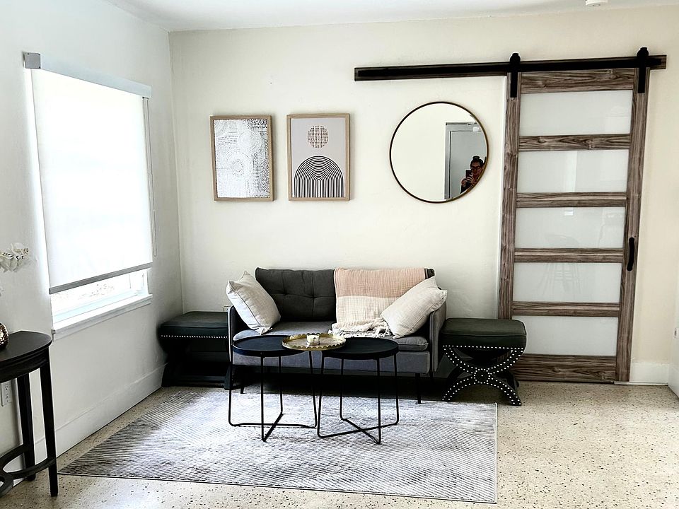 1st image of 827 NE 140th St #1