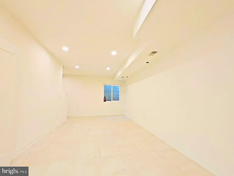 421 Wallace St — Photo 33