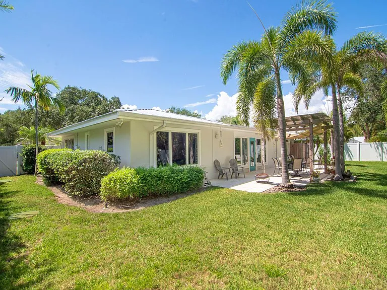 745 Iris Ln — Photo 25