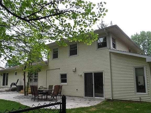 3rd image of 4038 N Pine Dell Dr