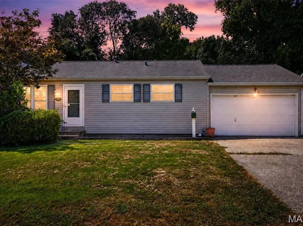 12117 Fleetwood Pl, Maryland Heights, MO 63043