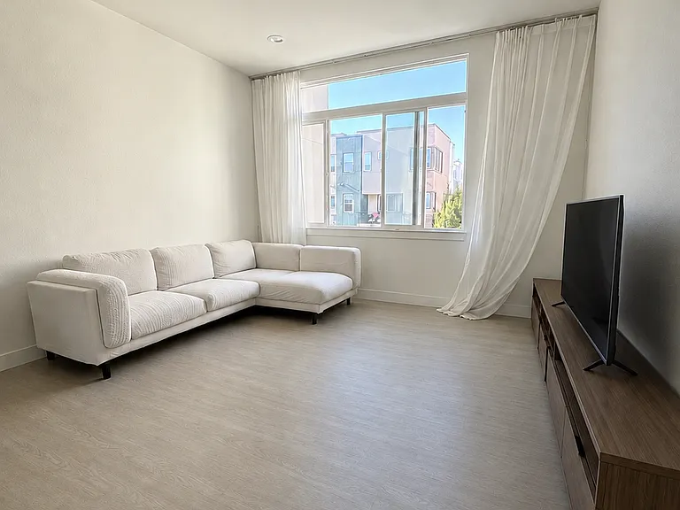 411 Toyama Dr — Photo 8