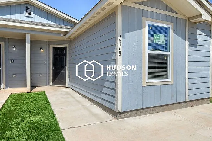 1318 Oak St — Photo 3