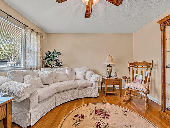 4th image of 2725 Beaver Brook Rd