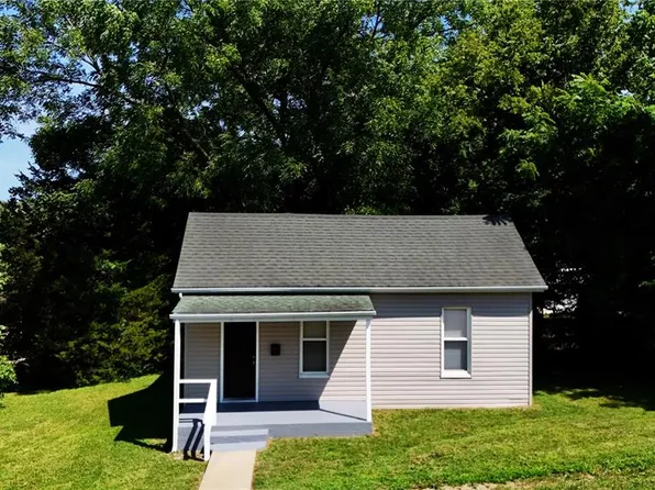 821 N 3rd St, De Soto, MO 63020