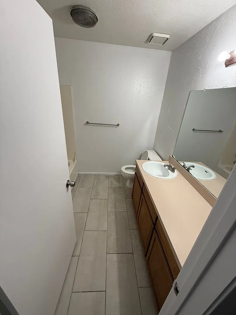 Charming 2-Bedroom 2-Bath Brick Duplex "Arlington" — Photo 4