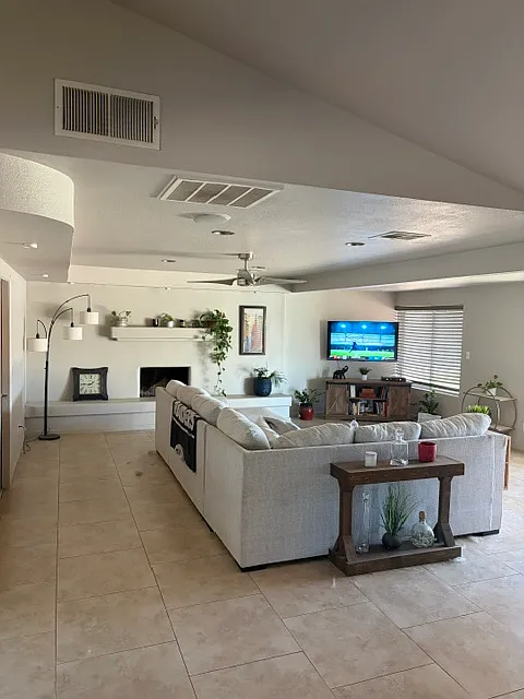 4 bed, 2200 sqft, $1,000 — Photo 2