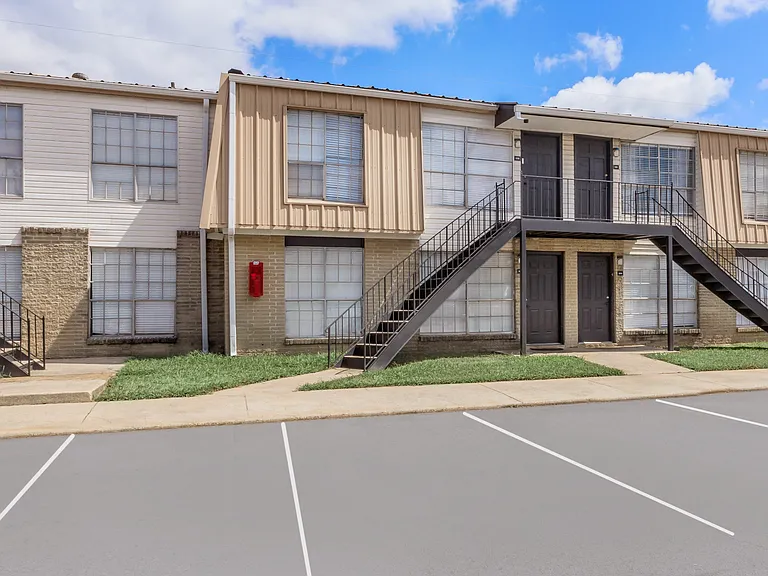 Raintree Village Apartments — Photo 14