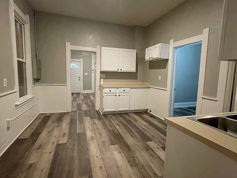 117 E Streicher St — Photo 2