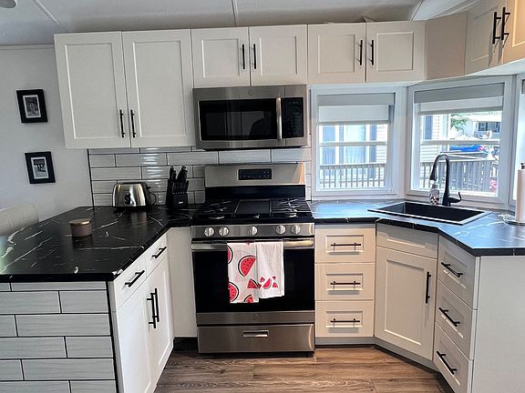 5th image of 22 Hickory Ave