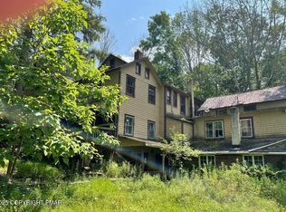 410 Hunters Farm Rd, Henryville, PA 18332