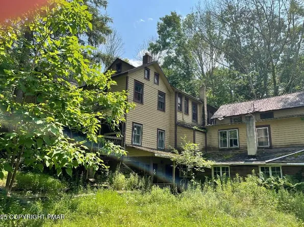 410 Hunters Farm Rd, Henryville, PA 18332