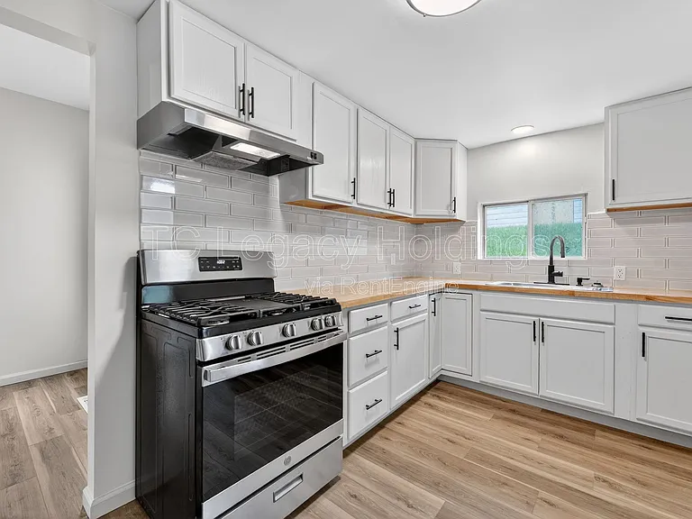 407 Simpson Ave — Photo 18