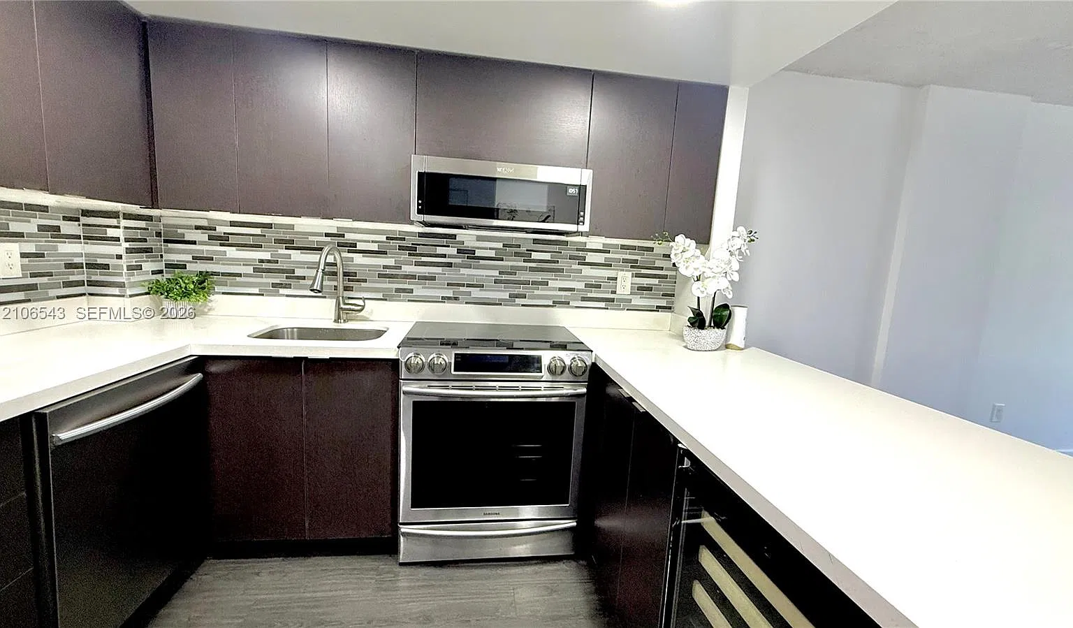 Woodside Apts Condo — Photo 1
