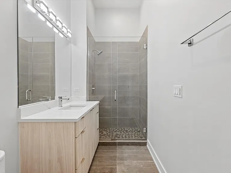 2317 N Clark — Photo 6