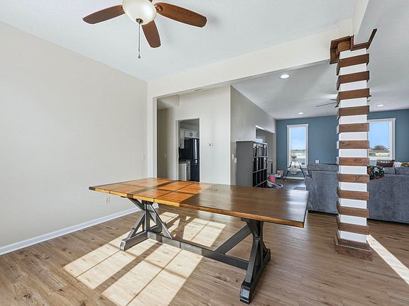4th image of 922 Honey Willow Blvd