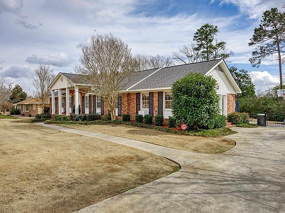 3rd image of 708 Fairway Ln