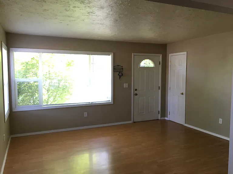 9221 SE Schiller St — Photo 2