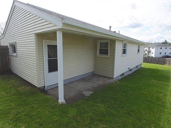 3rd image of 526 Mosley Dr