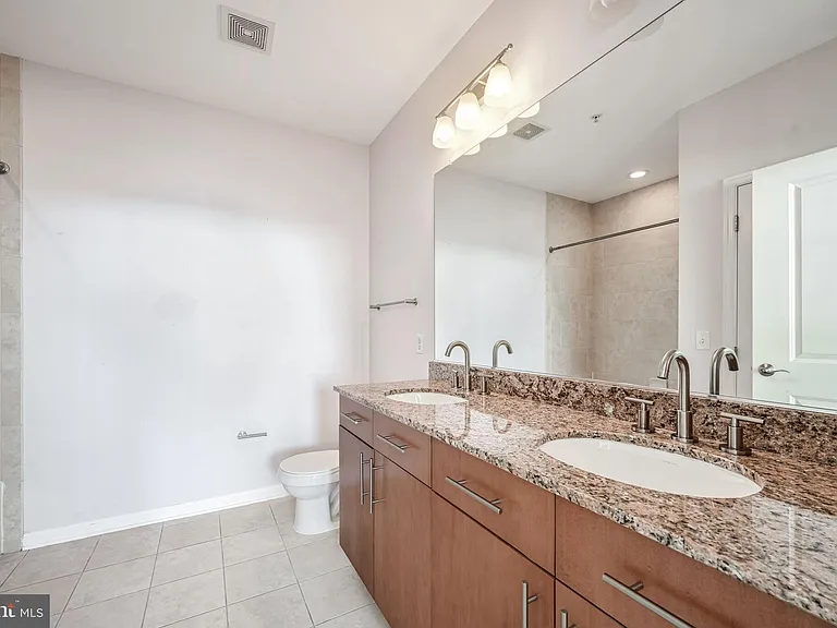 444 W Broad St #619 — Photo 13