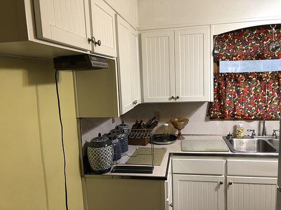 3rd image of 831 Hugh Ave