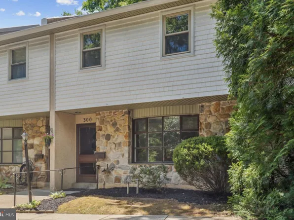 300 Woodside Cir, Dresher, PA 19025