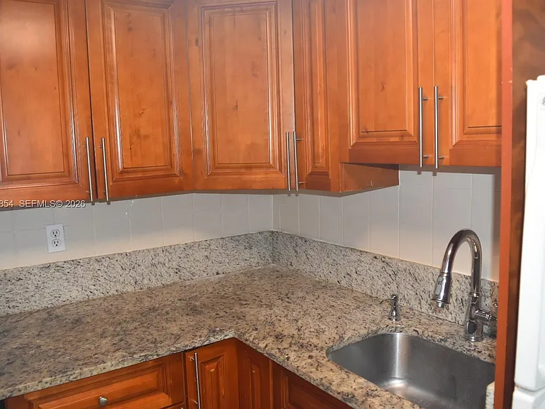 666 W 81st St #311 — Photo 15