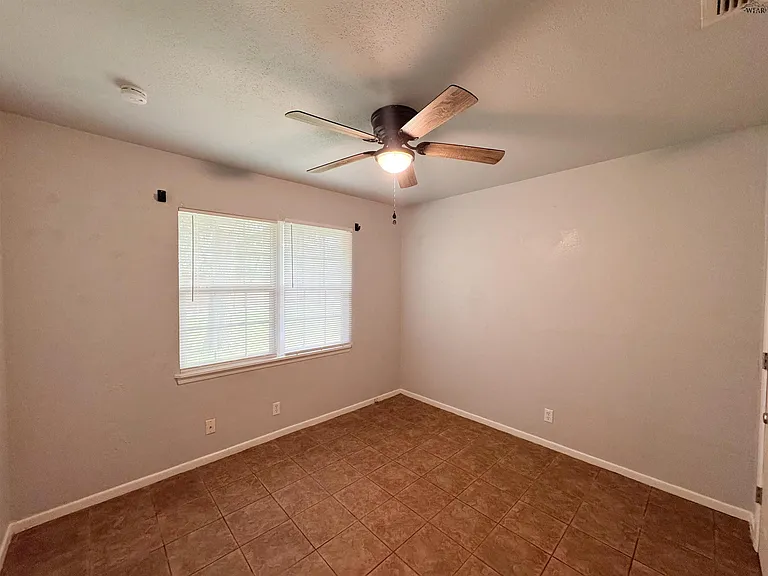 1403 E Cortez Dr — Photo 6