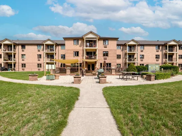 530 N Silverbrook DRIVE #327, West Bend, WI 53090