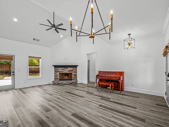 5th image of 15 Spring Cir