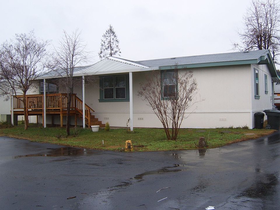 Exterior View - 2004 Mobile Home