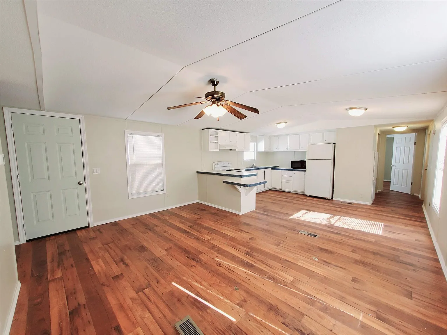 2 bed, 2.0 bath, 896 sqft, $975 — Photo 3