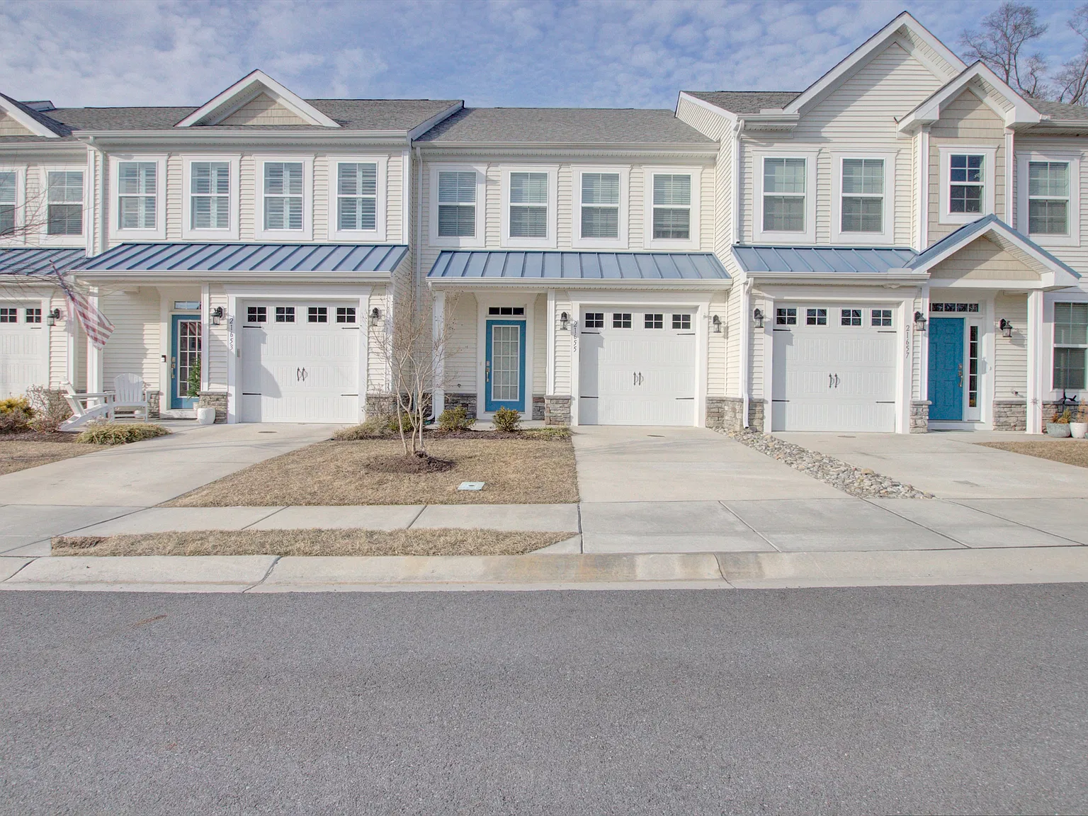 3 bed, 2.5 bath, 1850 sqft, $2,300 — Photo 1