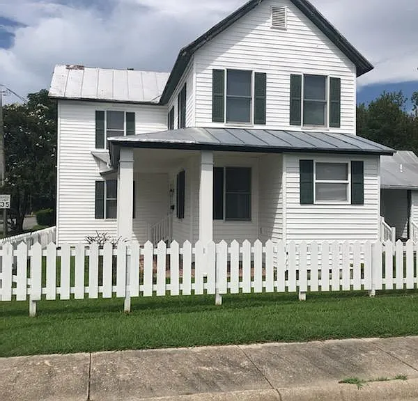 400 N Oakum St — Photo 1