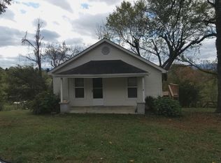 1114 Pinecrest Rd, Jacksboro, TN 37757