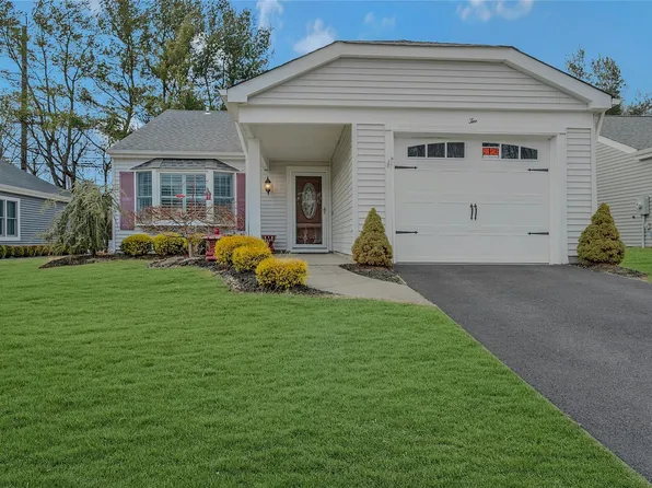 2 Lamont Court, Ridge, NY 11961