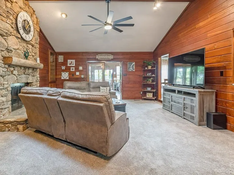 318 Wellington Dr — Photo 3