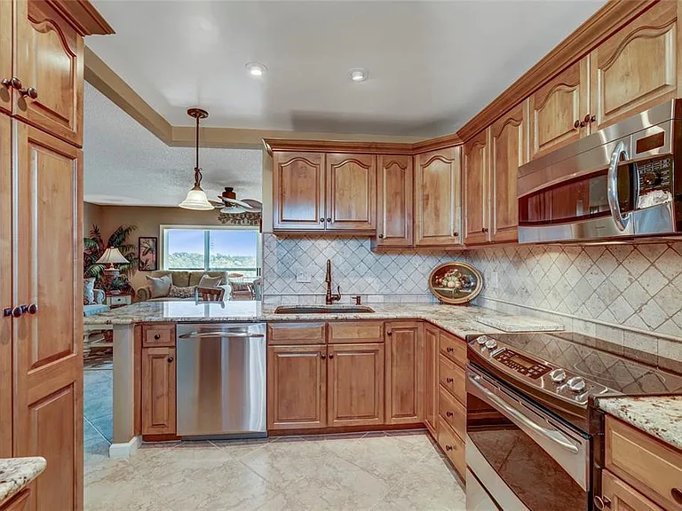 4040 Ironwood Cir #406F — Photo 12