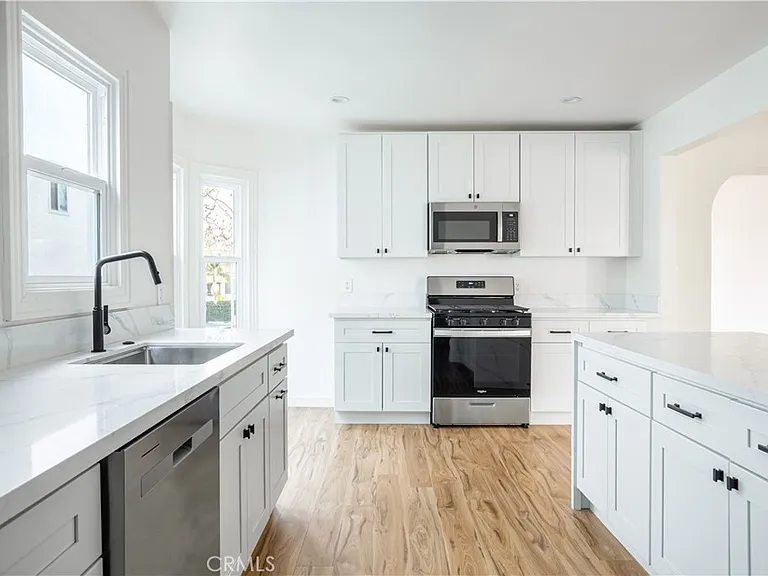738 S Stanley Ave — Photo 6