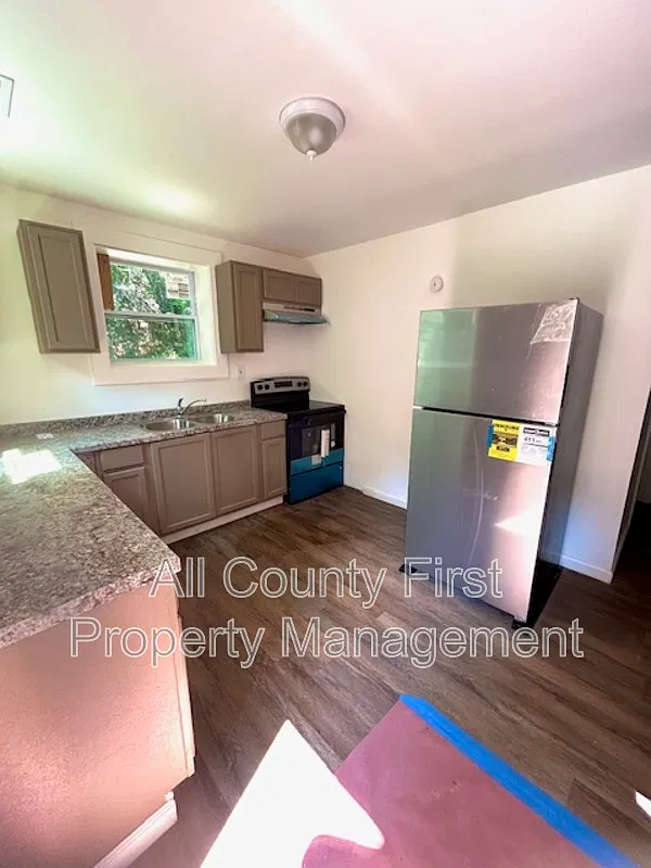 2 bed, 1.0 bath, $1,100 — Photo 3