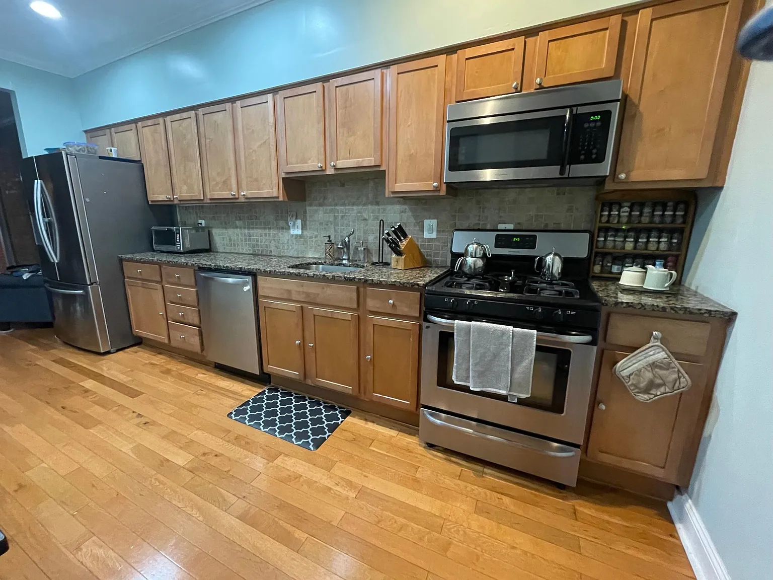 3 bed, 1.5 bath, 1284 sqft, $2,600 — Photo 2