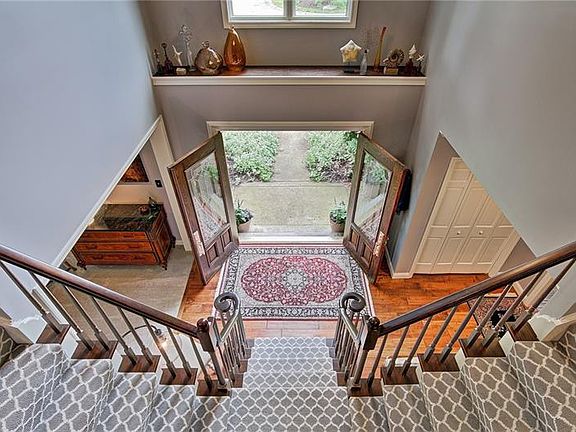 3rd image of 710 Parkwood Ct