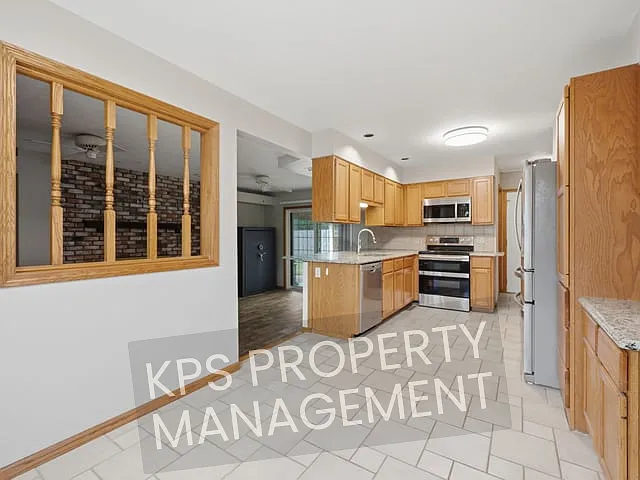 1915 Cypress Ln — Photo 6