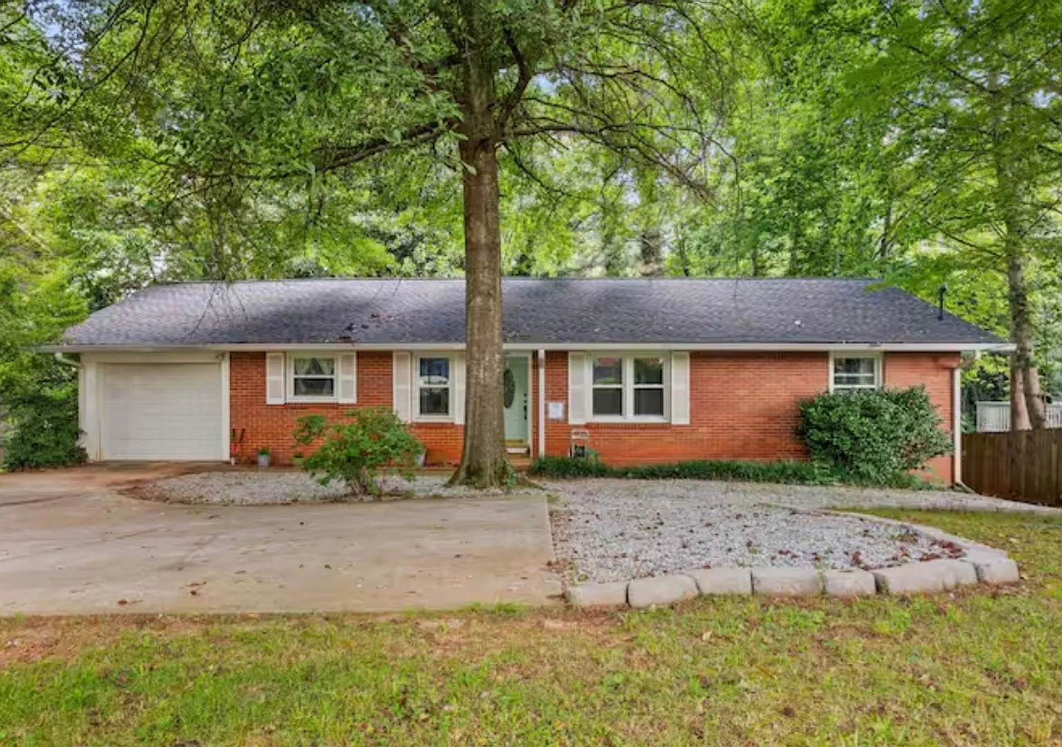 Charming 2BR Apartment in Tucker — Photo 2