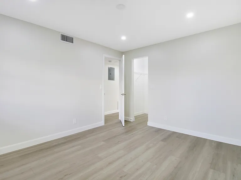 300 NE 26th Ave #112 — Photo 10