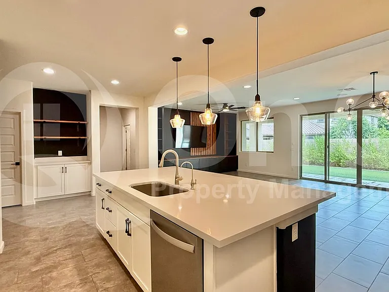 2906 E Russell St — Photo 3