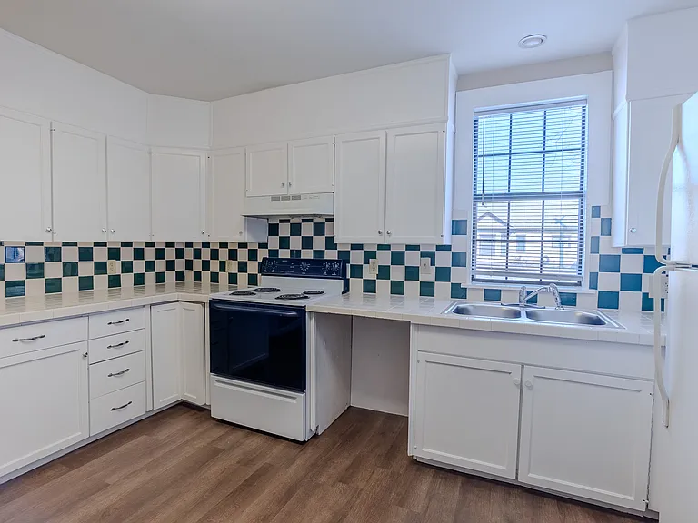 1121 Wallace St — Photo 7