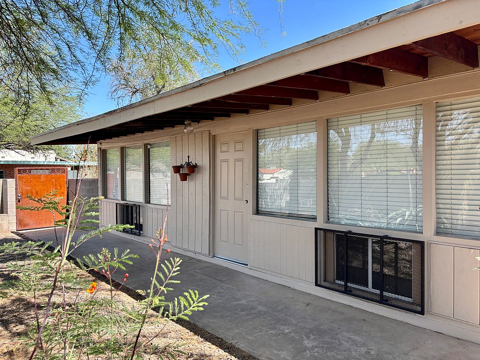 Front of home with covered patio