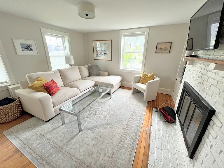 913 Sawyer St — Photo 8