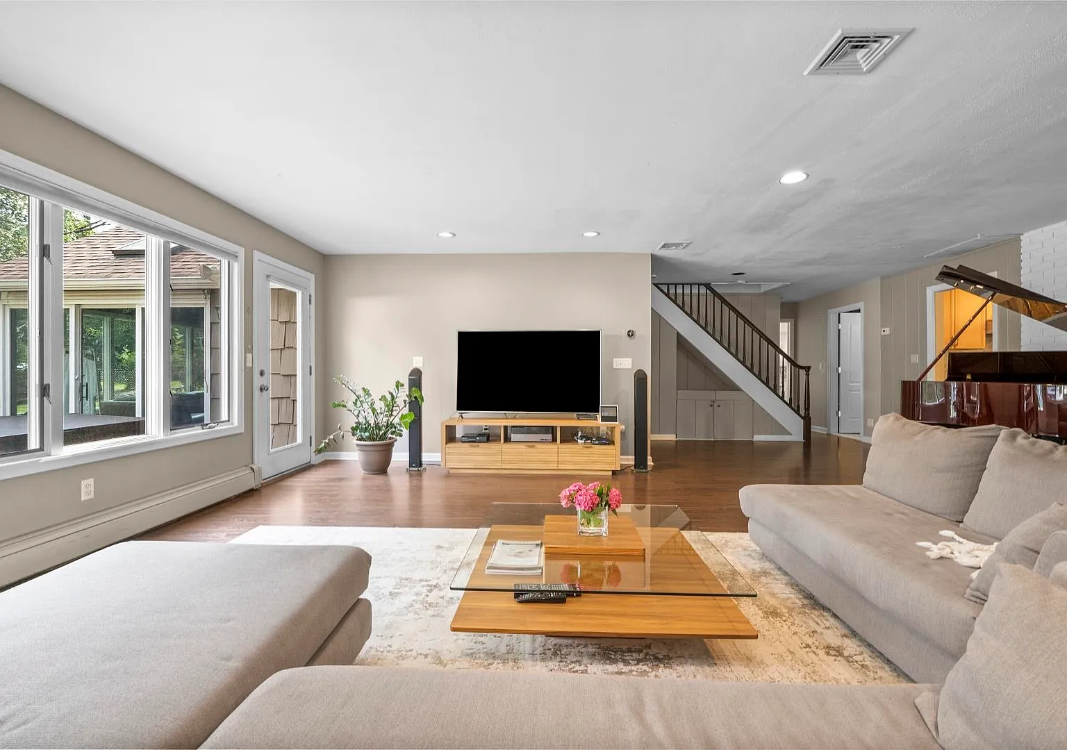 4 bed, 3.5 bath, 3498 sqft, $7,200 — Photo 3